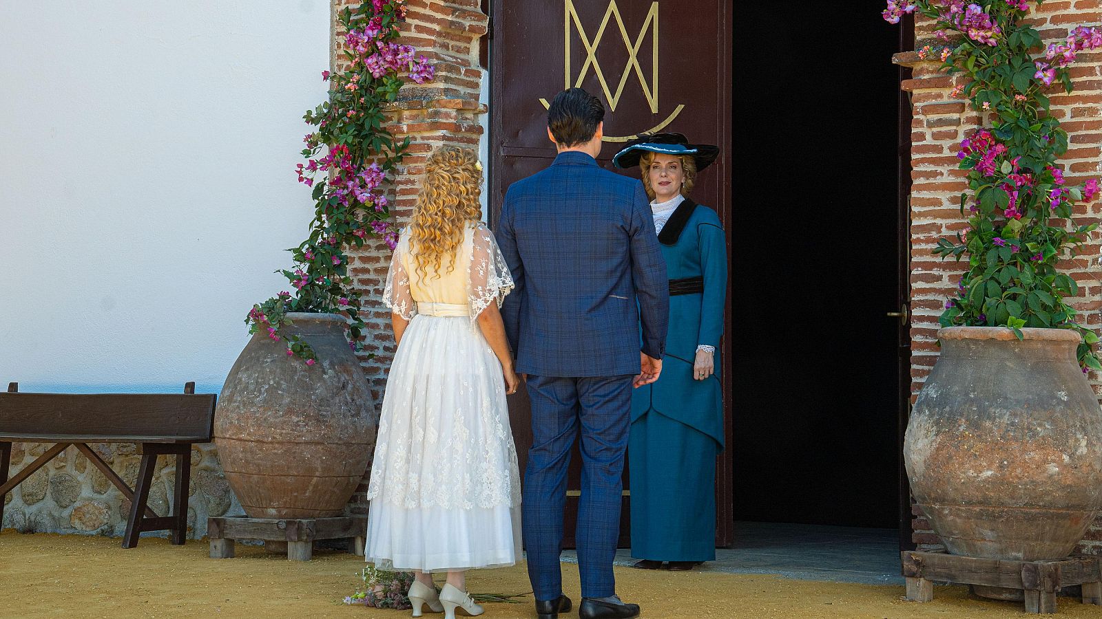 La Promesa: Cruz irrumpe en la boda de Jana y Manuel - La promesa | Ver
