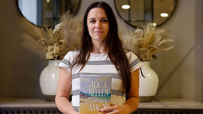 Telediario 1 - Las autoras de novela romántica Elísabet Benavent y Alice Kellen celebran el éxito del género