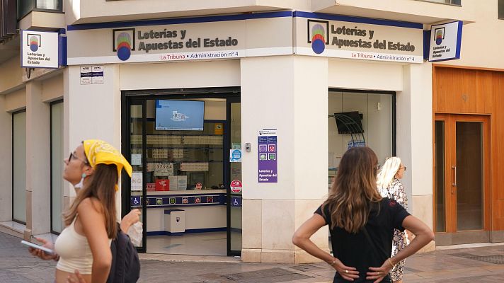 Telediario 1 - Una pareja dona 4.100 euros a un hombre sin hogar junto a una administración de la lotería en Málaga