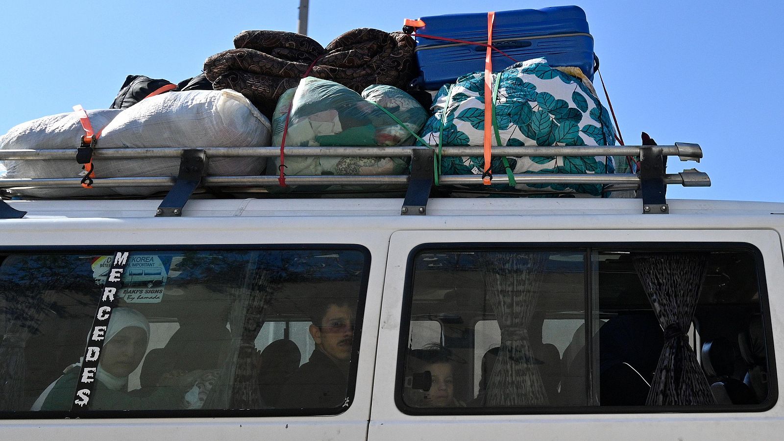 Muchos libaneses huyen en busca de un refugio por los ataques israelíes