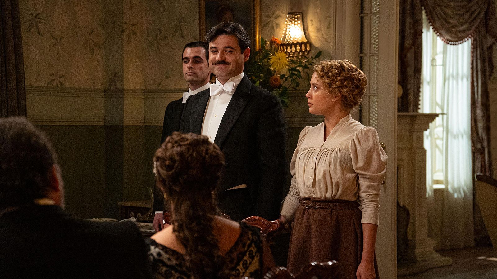 La Promesa: Manuel revela su romance con Jana a la familia - La promesa | Ver