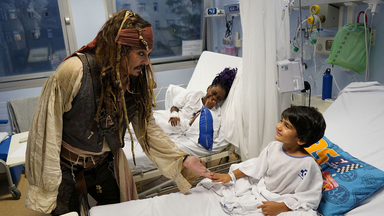 Johnny Deep se viste de Jack Sparrow y sorprende con una visita a los niños ingresados en San Sebastián