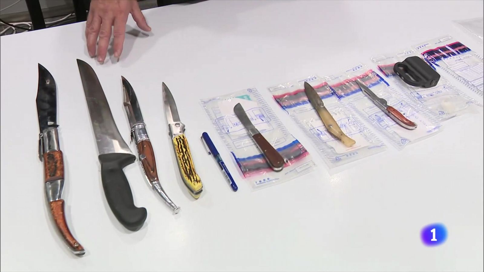 Intervingudes més de 130 armes blanques en una sola nit - L'Informatiu | Veure