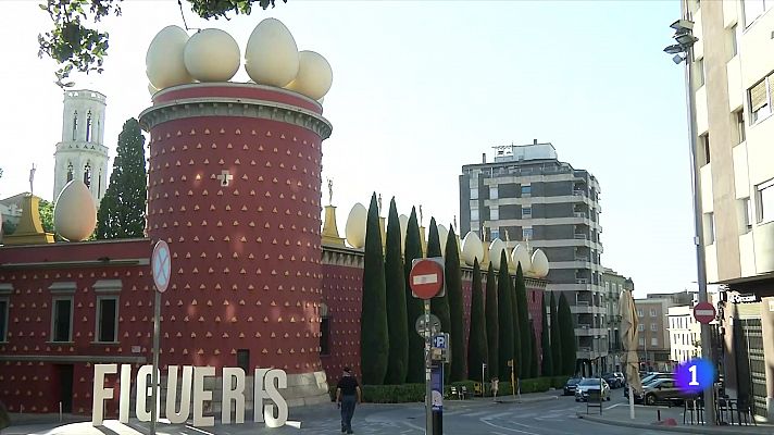 L'Informatiu - Els pastissers de Figueres commemoren el 50è aniversari del Teatre-Museu de Dalí