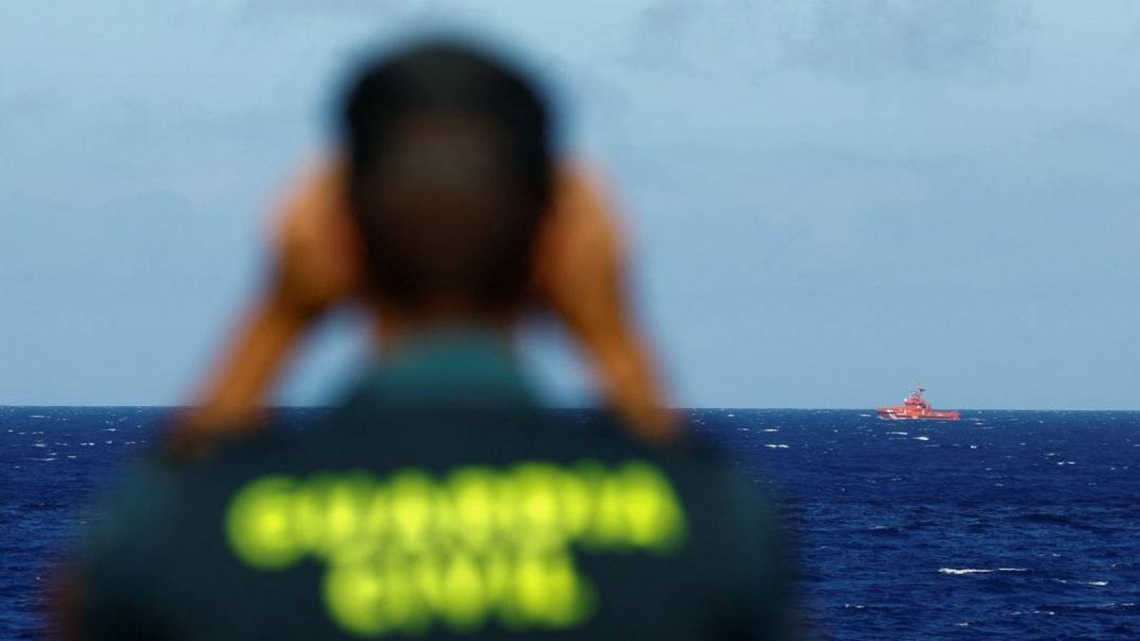 Reanudan la búsqueda de los migrantes desaparecidos en El Hierro en el peor naufragio en 30 años