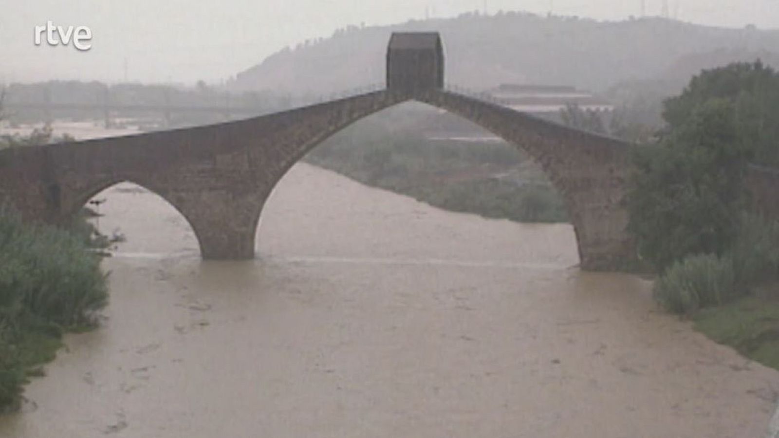 Aiguat arreu de Catalunya - L'Informatiu Vespre - Arxiu TVE Catalunya | Veure