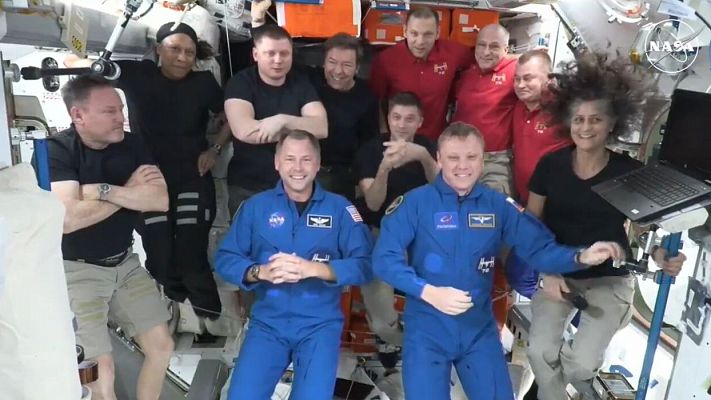 Telediario 1 - Llega a la Estación Espacial Internacional la nave que rescatará a los astronautas atrapados