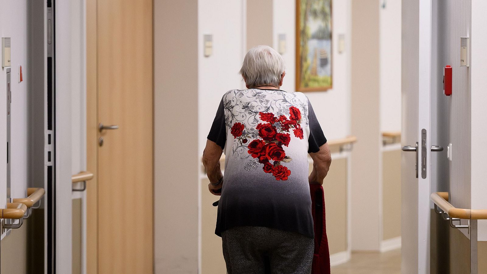 Los mayores denuncian abandono en la pandemia en las residencias de Madrid | Ver