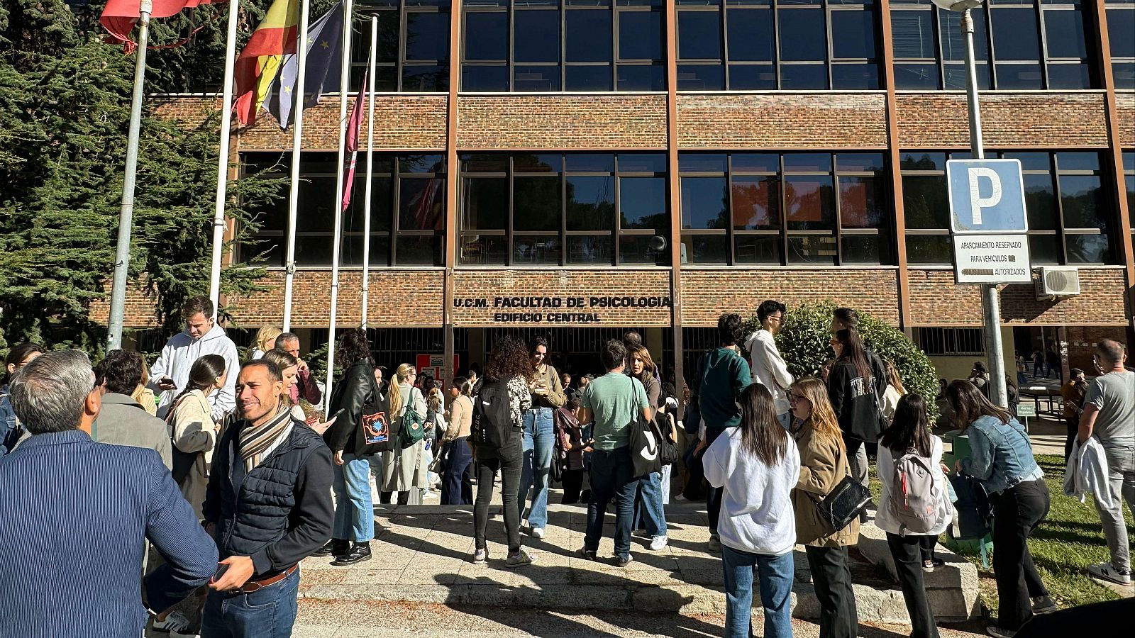 Los afectados protestan por la suspensión del examen de informador en RTVE