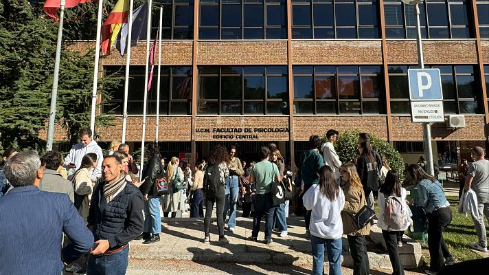 Telediario Internacional - Los afectados protestan por la suspensión del examen de informador en RTVE