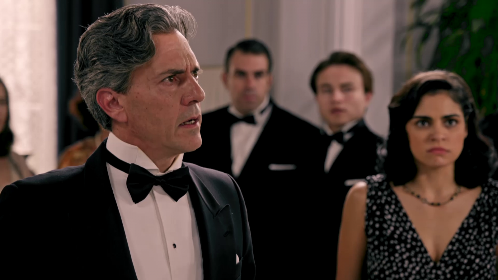 Emiliano echa al teniente de su casa - Salón de té La Moderna | Ver