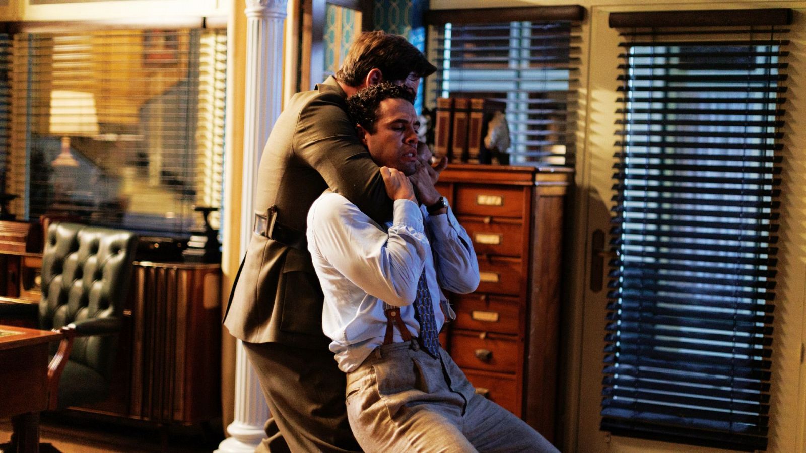 El teniente ataca a Rodrigo - Salón de té La Moderna | Ver