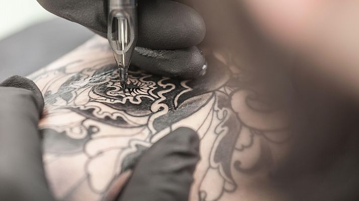 Los tatuadores creen que Sanidad les exige demasiados controles con la tinta