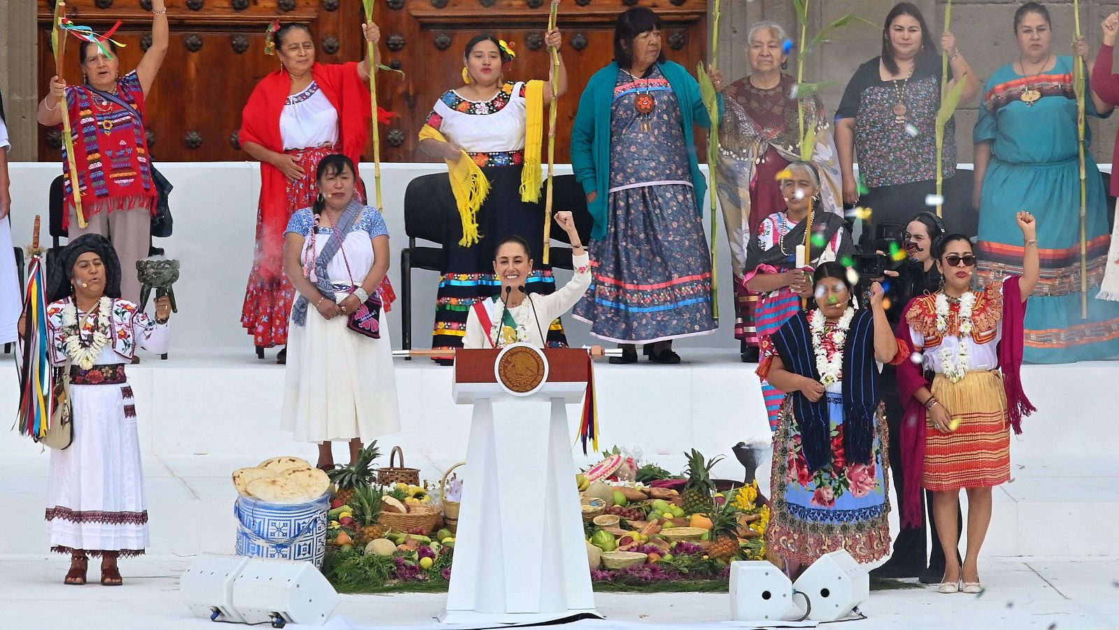 Sheinbaum se compromete con el feminismo y los pueblos indígenas