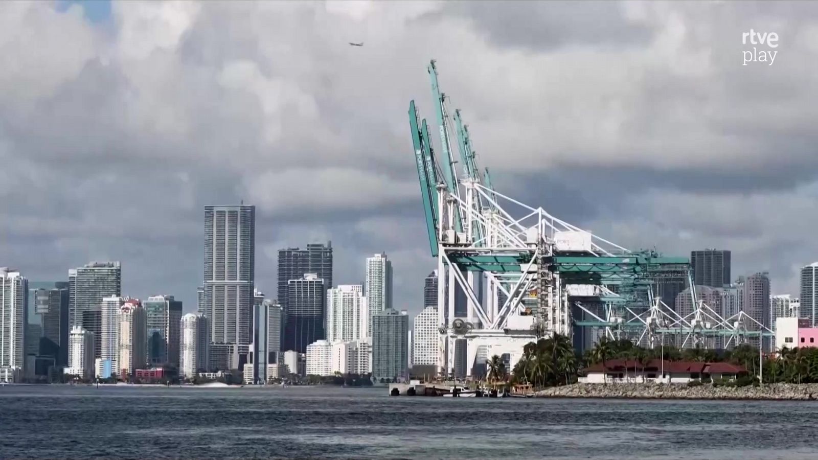 La huelga de estibadores de EE.UU. paraliza los principales puertos del país - Telediario 2 | Ver