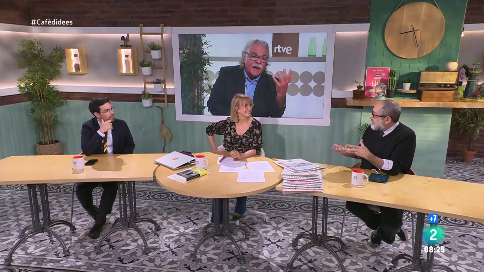 Gemma Nierga entrevista Aina Vidal. L'escriptor ens presenta 'El mejor libro del mundo'. I parlem amb el corresponsal de la situació a l'Orient Mitjà