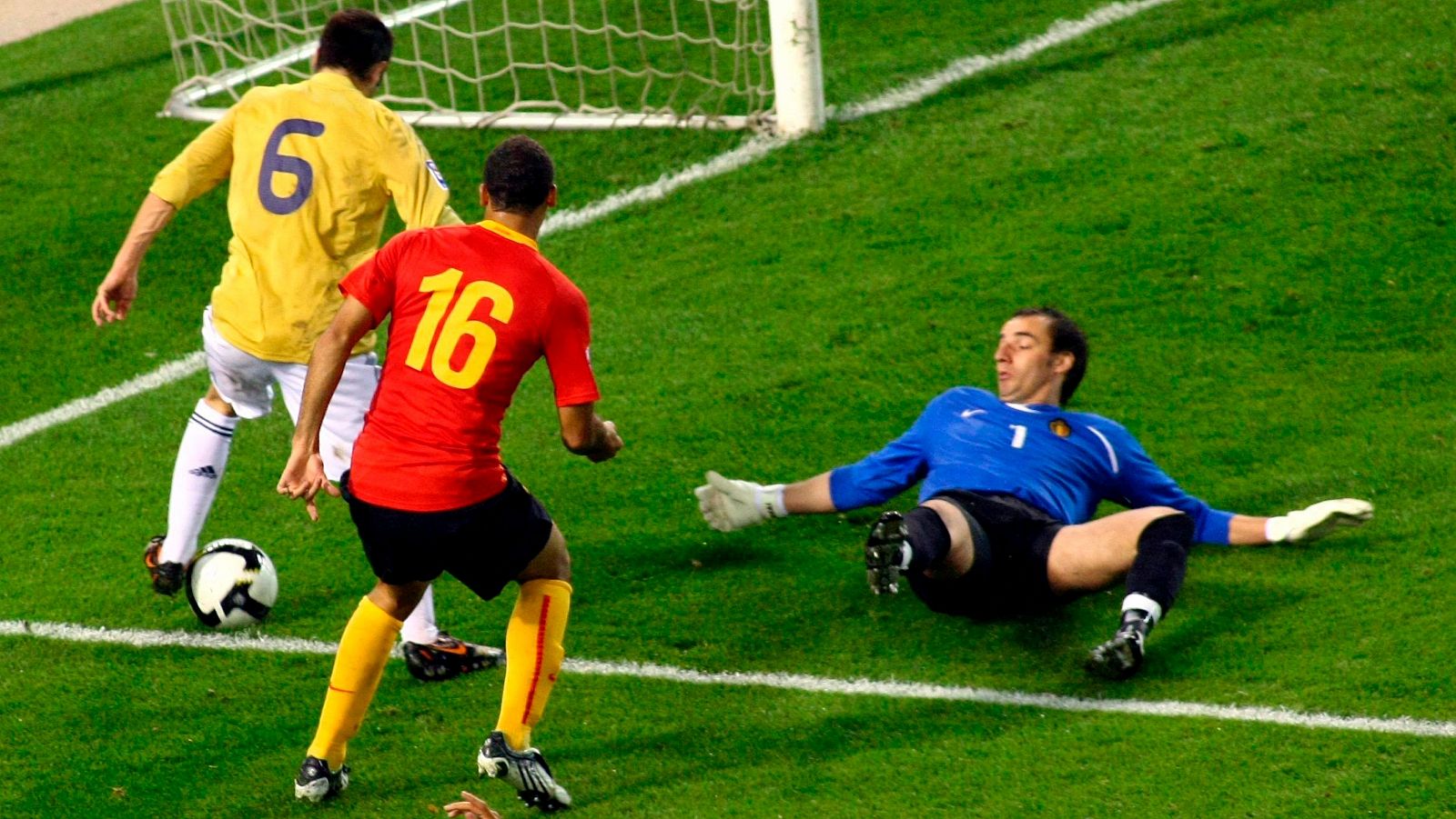 'La madre de todas las croquetas': Iniesta regatea al portero y marca su gol en el Bélgica-España de 2008.