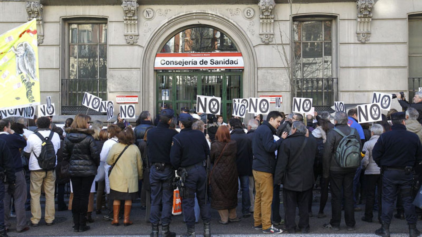 La Asamblea de Madrid aprueba la ley que permite privatizar seis hospitales y 27 centros de salud - Informativo 24h | Ver