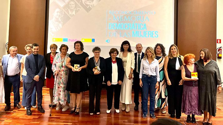 Telediario 2 - Seis mujeres pioneras reciben un homenaje por "cambiar" la historia de España tras la Transición