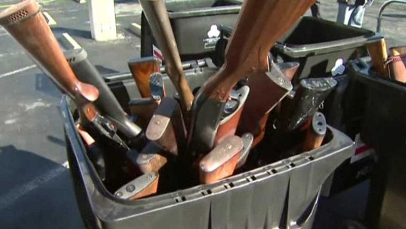 Intercambio de armas por vales de comida en Los Ángeles, EE.UU