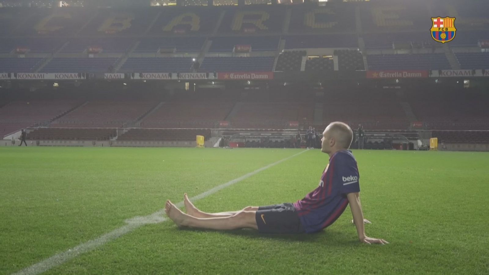 La soledad de Iniesta en su despedida del Camp Nou