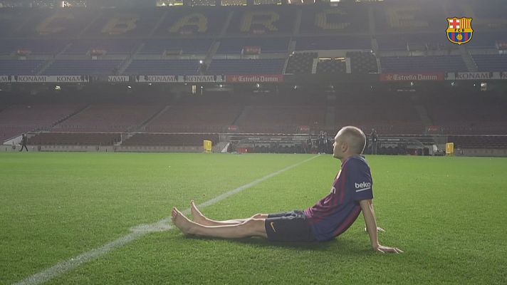 Fútbol - La soledad de Iniesta: el Camp Nou y él