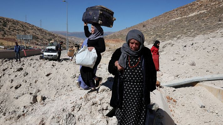 El bombardeo israelí del paso fronterizo entre Líbano y Siria obliga a los refugiados libaneses a huir a pie