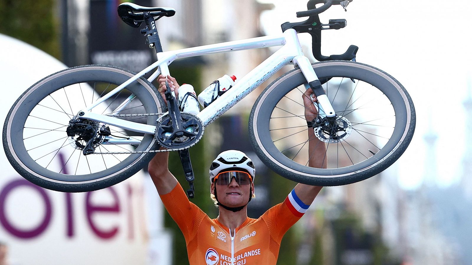 Van der Poel, campeón del mundo de gravel