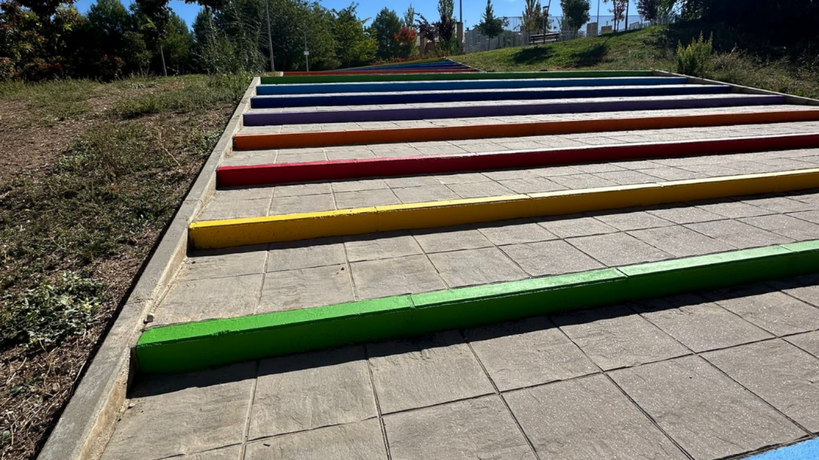 Una escalera de colores cambia la vida de una niña en Madrid