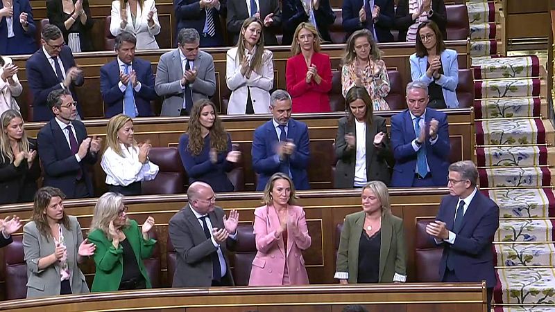 María del Mar Blanco entra en el hemiciclo entre los aplausos de la bancada del PP