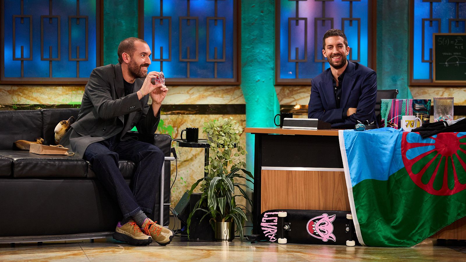 La Revuelta | Ponce muestra fotos inéditas del emérito 10/10/2024 - La Revuelta | Ver