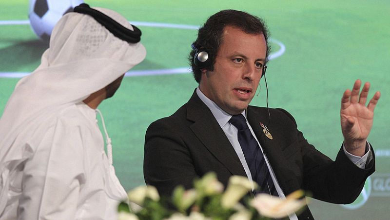 El presidente del Barcelona, Sandro Rosell, ha anunciado que Tito Vilanova volverá al banquillo dentro de 15 o 20 días. El entrenador azulgrana ha recibido animos de su jugador Eric Abidal.