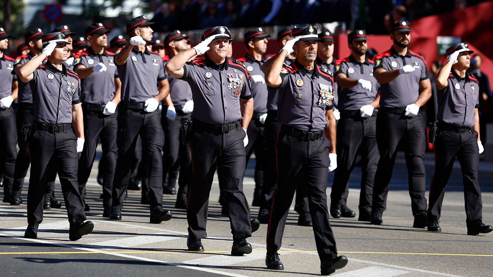 La asistencia de Illa, novedad en el desfile del 12 de octubre