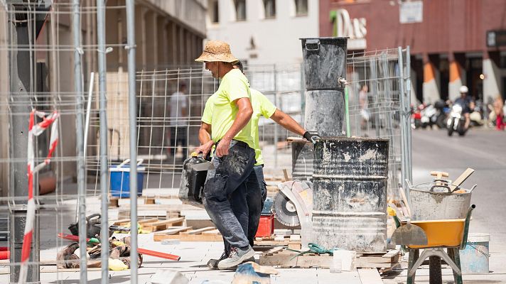 Trabajadores inmigrantes: los expertos abogan por regularizarlos para cubrir vacantes en construcción y limpieza