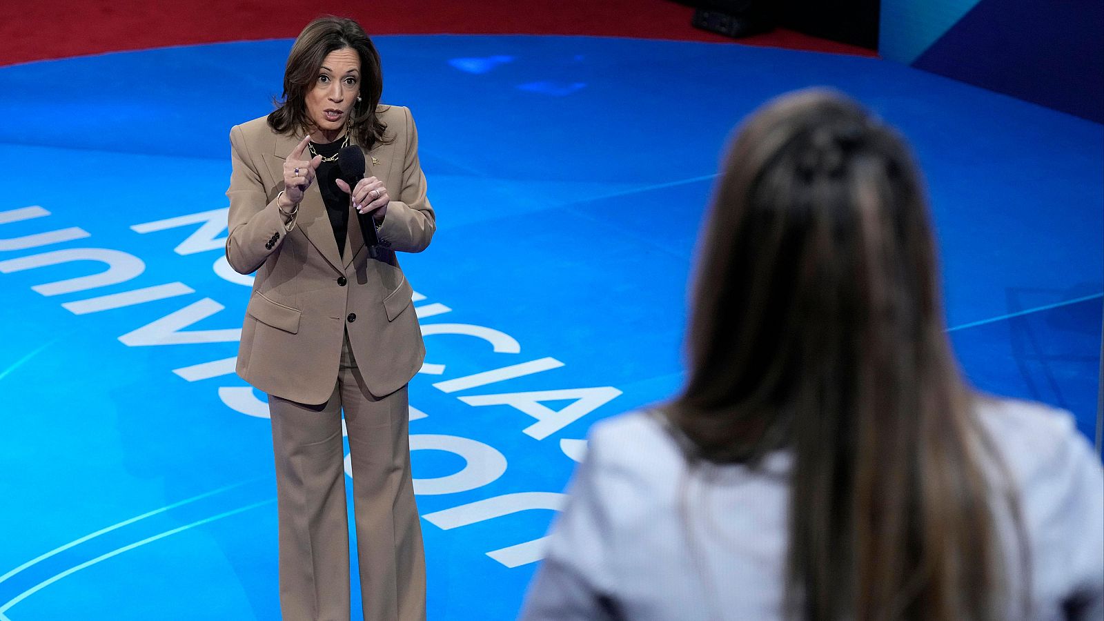 Kamala Harris responde a las preguntas de los votantes latinos - La tarde en 24h | Ver