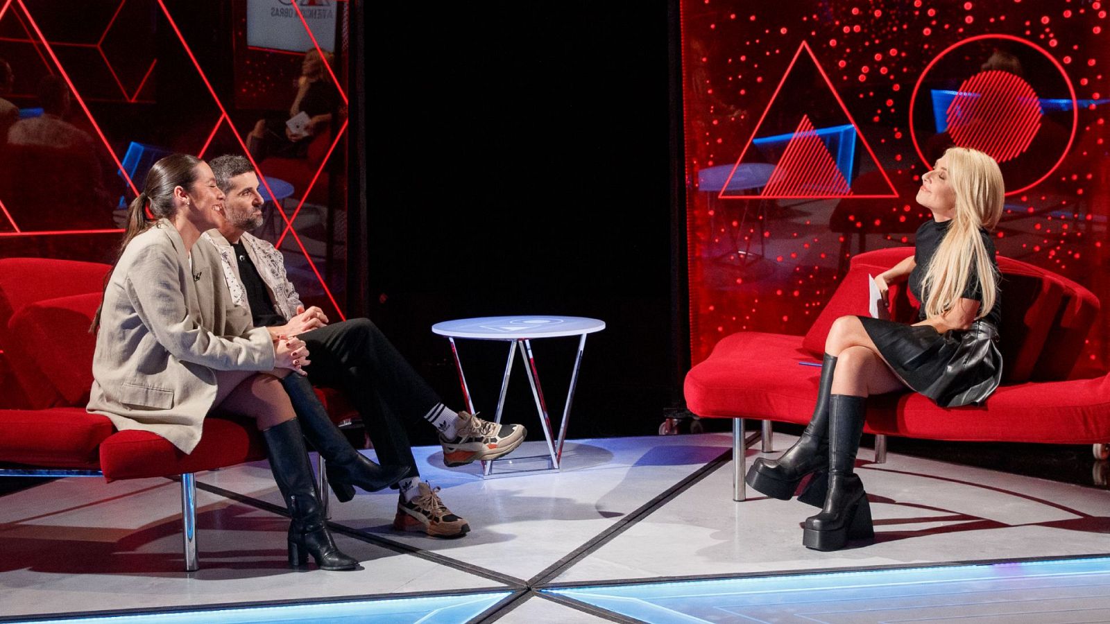 Atención obras - Ale Acosta y Valeria Castro - ver ahora