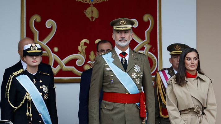  - Salvas e himno nacional: así ha sido la llegada de los reyes y Leonor al desfile del 12-O