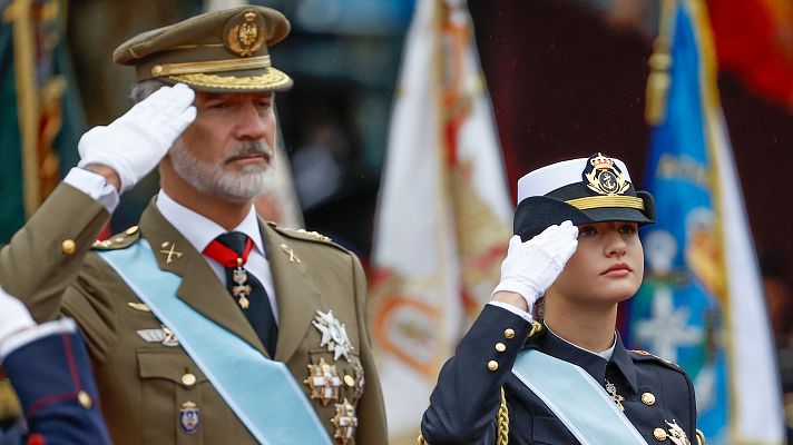 El rey y Leonor entregan la ofrenda floral a los caídos en el desfile de la Fiesta Nacional