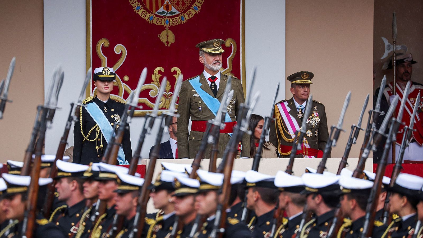 Los reyes presiden un desfile de la Fiesta Nacional marcado por las intensas lluvias