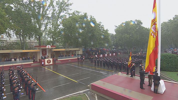 La pluja desllueix la desfilada militar del 12-O