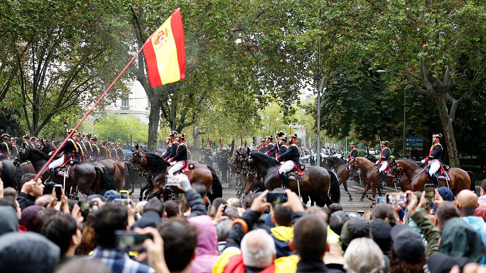 Nervios y emoción frente a la lluvia en el desfile