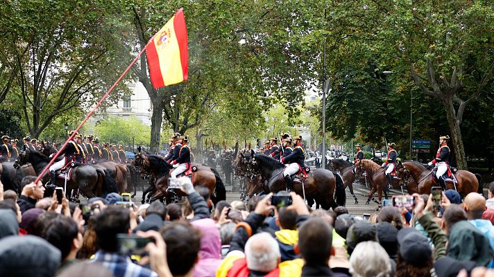 Nervios y emoción frente a la lluvia en el desfile del 12 de octubre