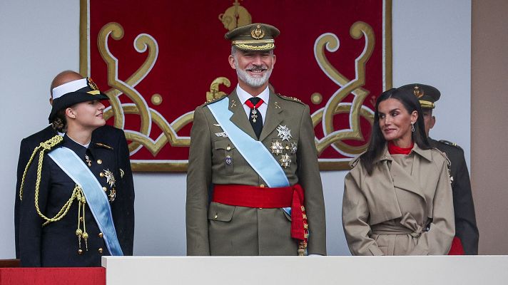 Telediario Fin de Semana - La lluvia no detiene un desfile del 12-O presidido por los reyes, con abucheos a Sánchez y la vuelta de un 'president'