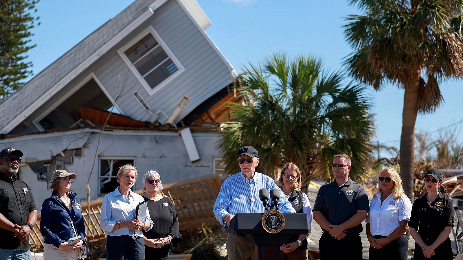 Biden visita las zonas afectadas por el huracán Milton en Florida