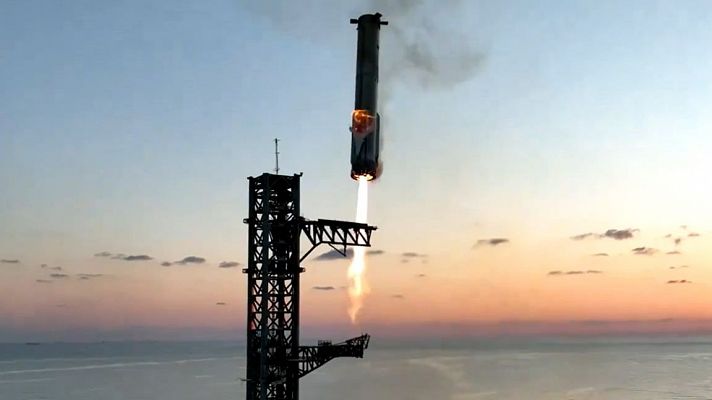 Telediario Fin de Semana - SpaceX prueba con éxito su cohete Starship y consigue capturar su propulsor en la plataforma de lanzamiento