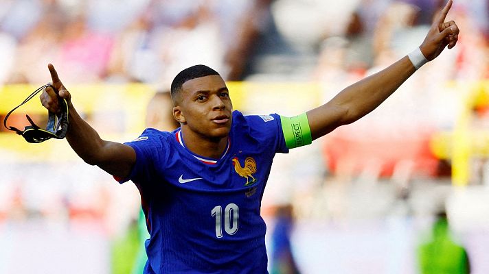 Telediario 1 - Deschamps defiende a Kylian Mbappé de las críticas tras dejarse ver en una discoteca en Suecia