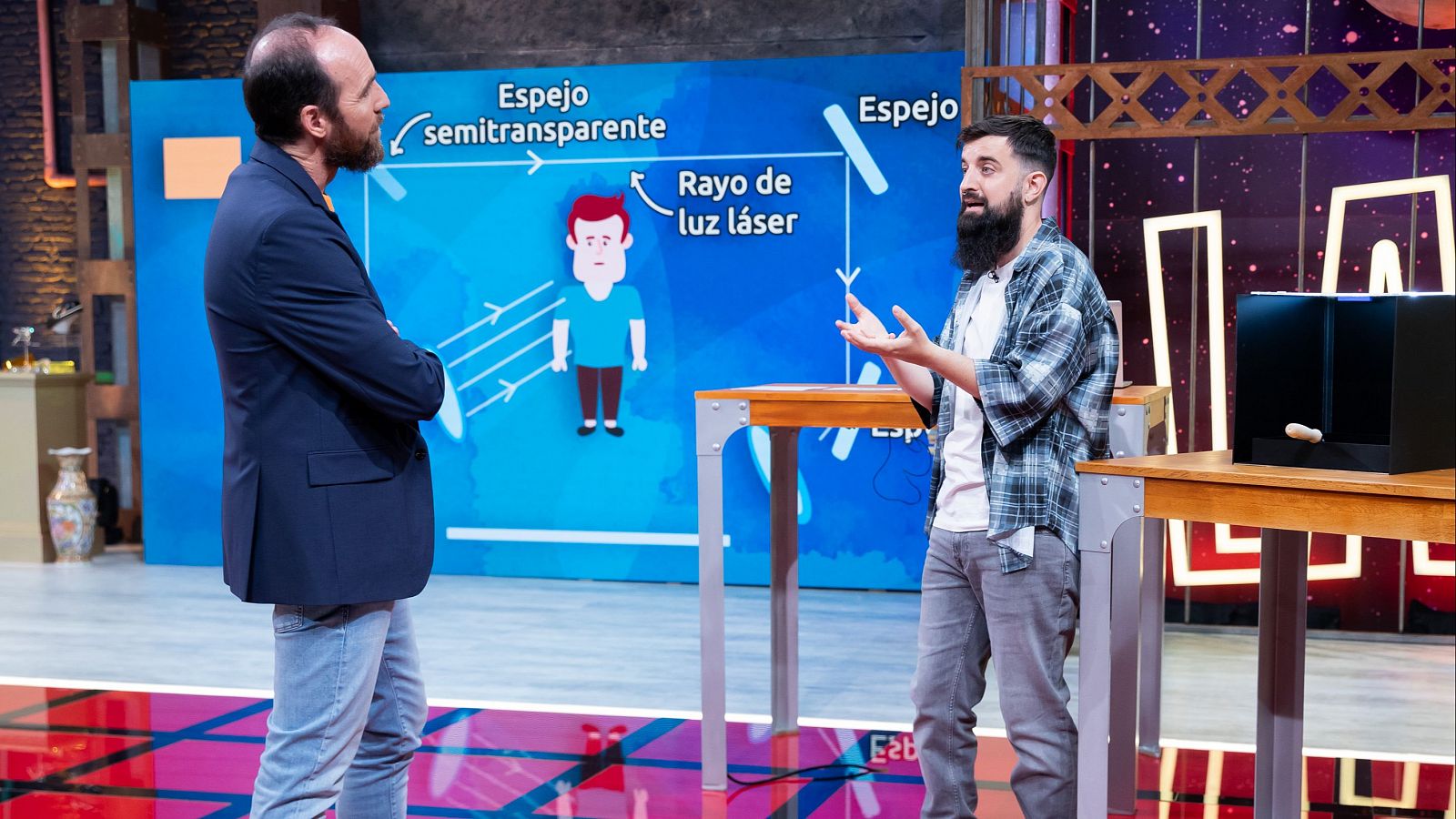 Óptica antifraude. Física con Adrián García - Órbita Laika | Ver