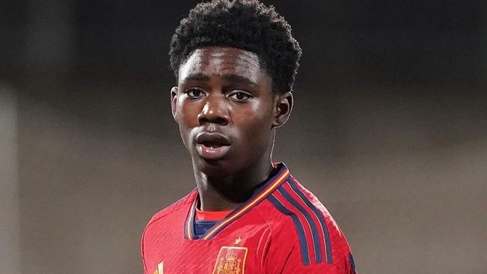 Telediario 1 - El futbolista del Athletic Club, Elijah Gift, sufre un incidente racista en Bucarest con la Selección Sub-19