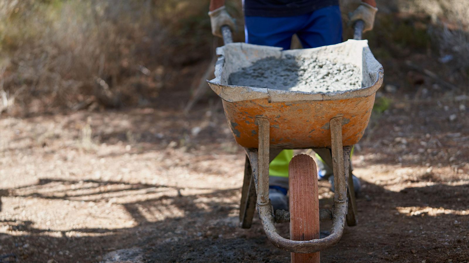 Oxfam: "Casi tres millones de personas trabajan y, aún así, están en riesgo de pobreza" - Economía en 24 horas | Ver