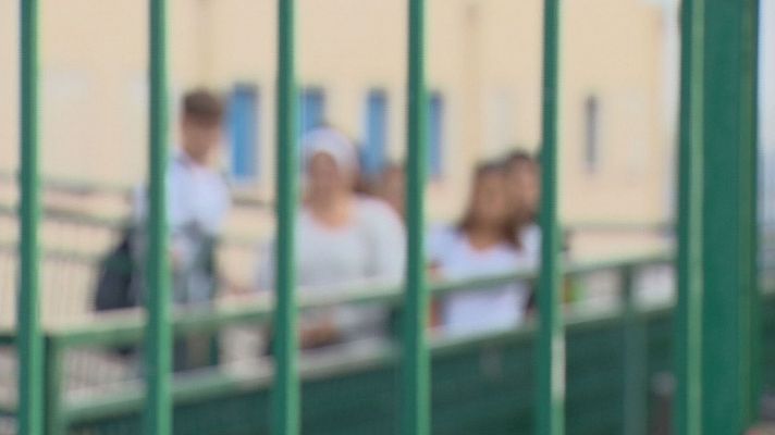 Telediario 1 - Una clase se rebela contra el traslado de un compañero inmigrante en un instituto de Canarias